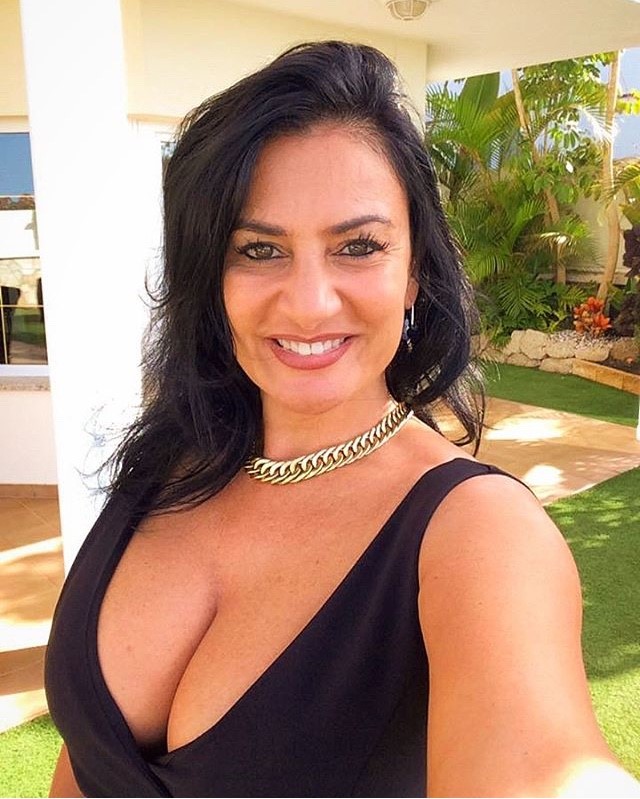 Angela Cavagna - Biografia